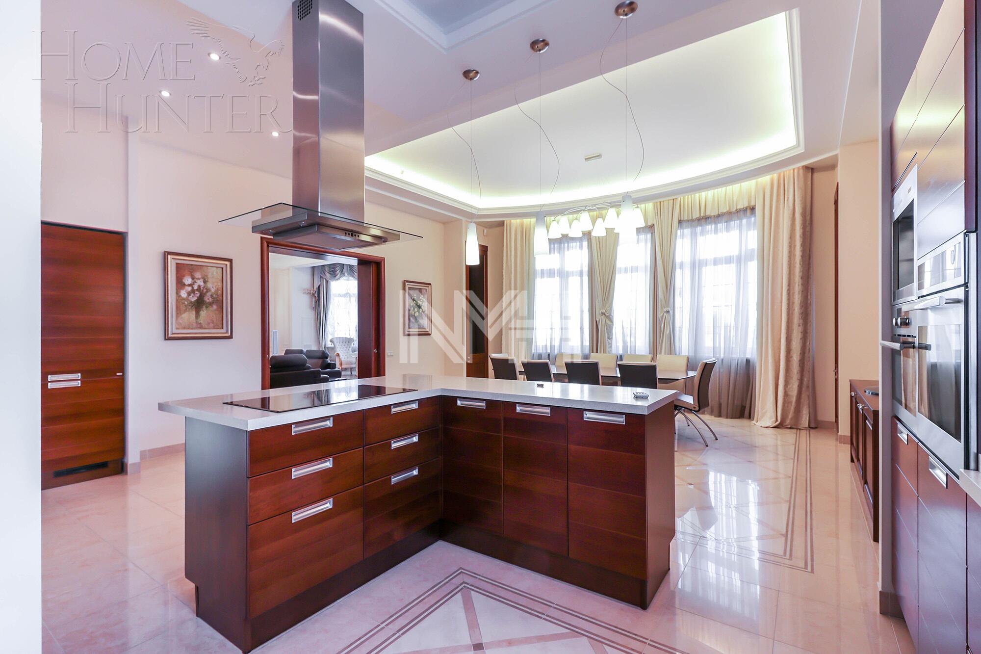 3-этажный коттедж 1 238 м² с отделкой