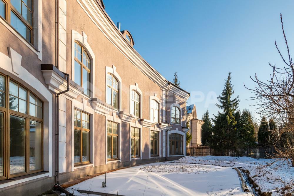 2-этажный коттедж 1 000 м² с отделкой