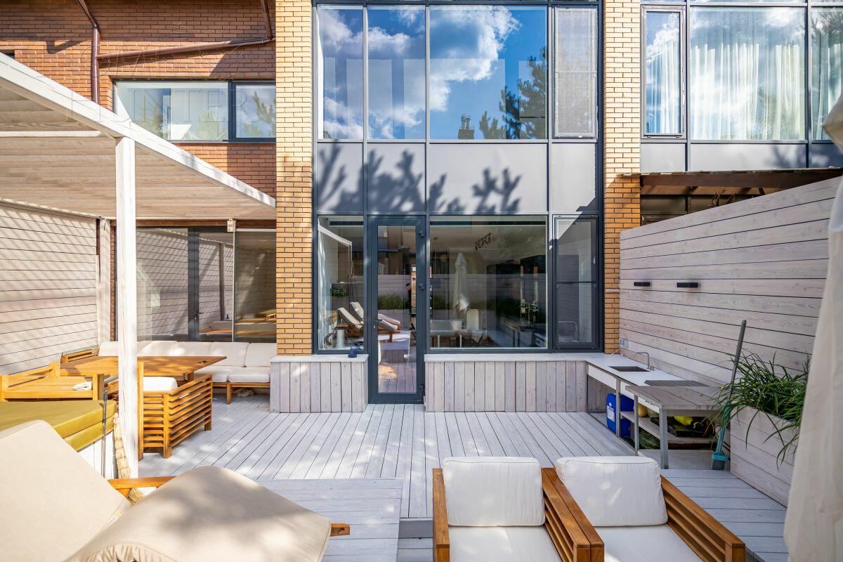 3-этажный таунхаус 350 м² с отделкой