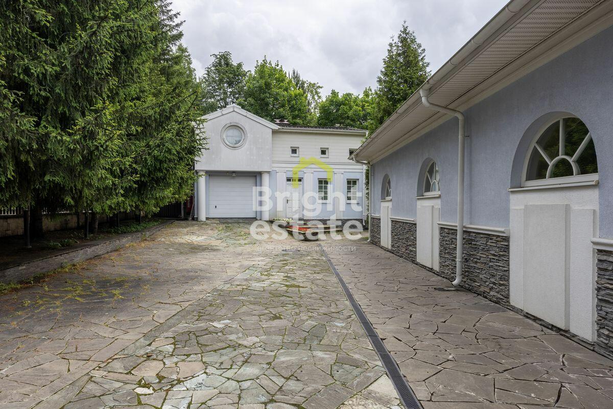 2-этажный коттедж 1 084 м² с отделкой