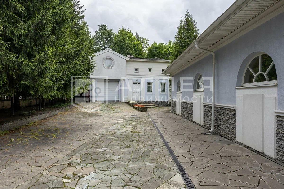 2-этажный коттедж 1 084 м² с отделкой