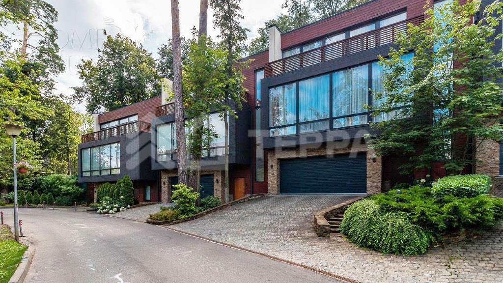 3-этажный таунхаус 340 м² с отделкой