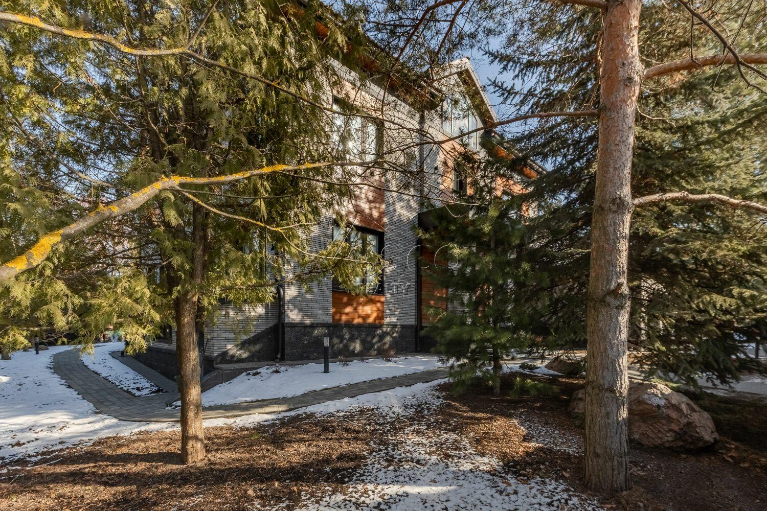 3-этажный коттедж 600 м² с отделкой