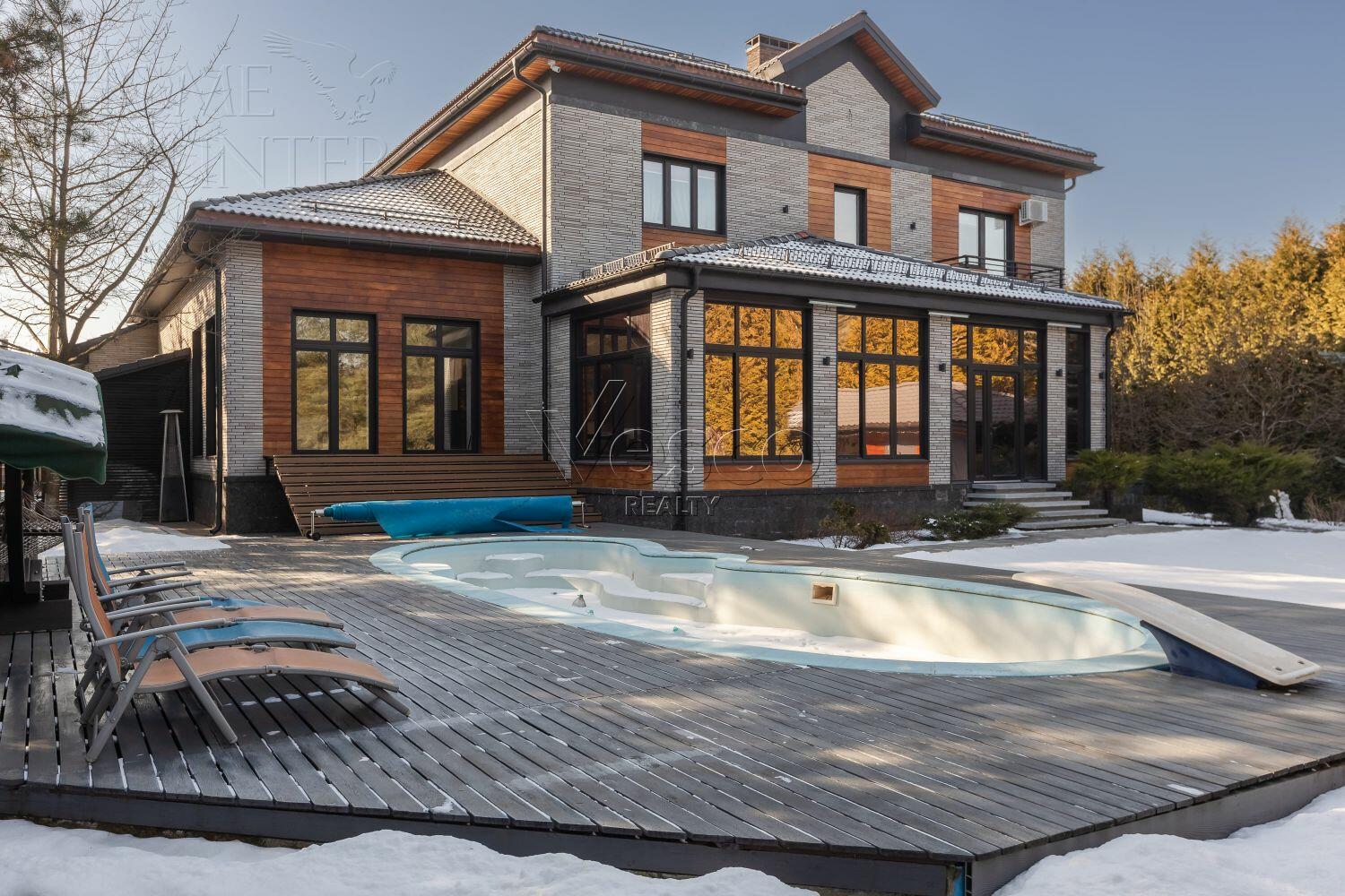 3-этажный коттедж 600 м² с отделкой