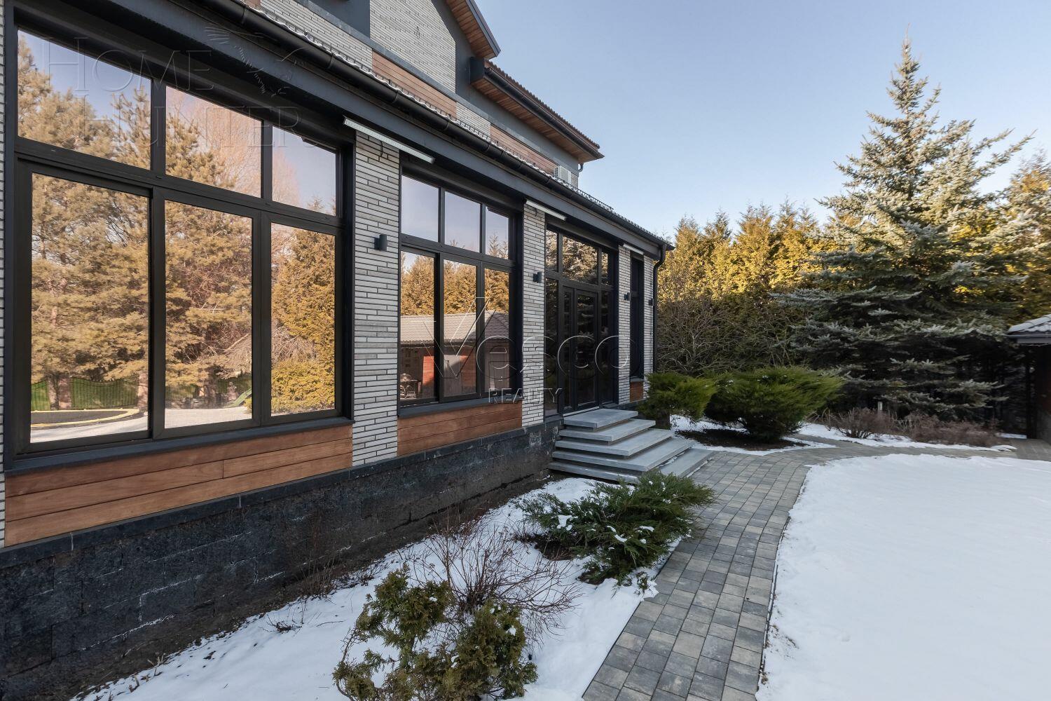 3-этажный коттедж 600 м² с отделкой