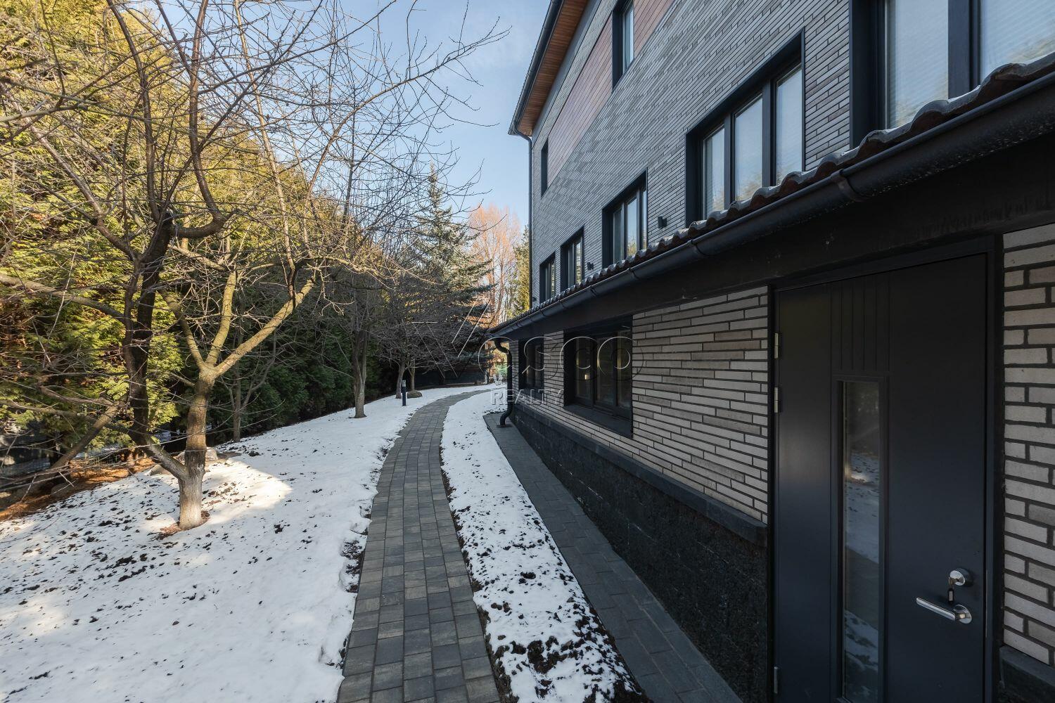 3-этажный коттедж 600 м² с отделкой