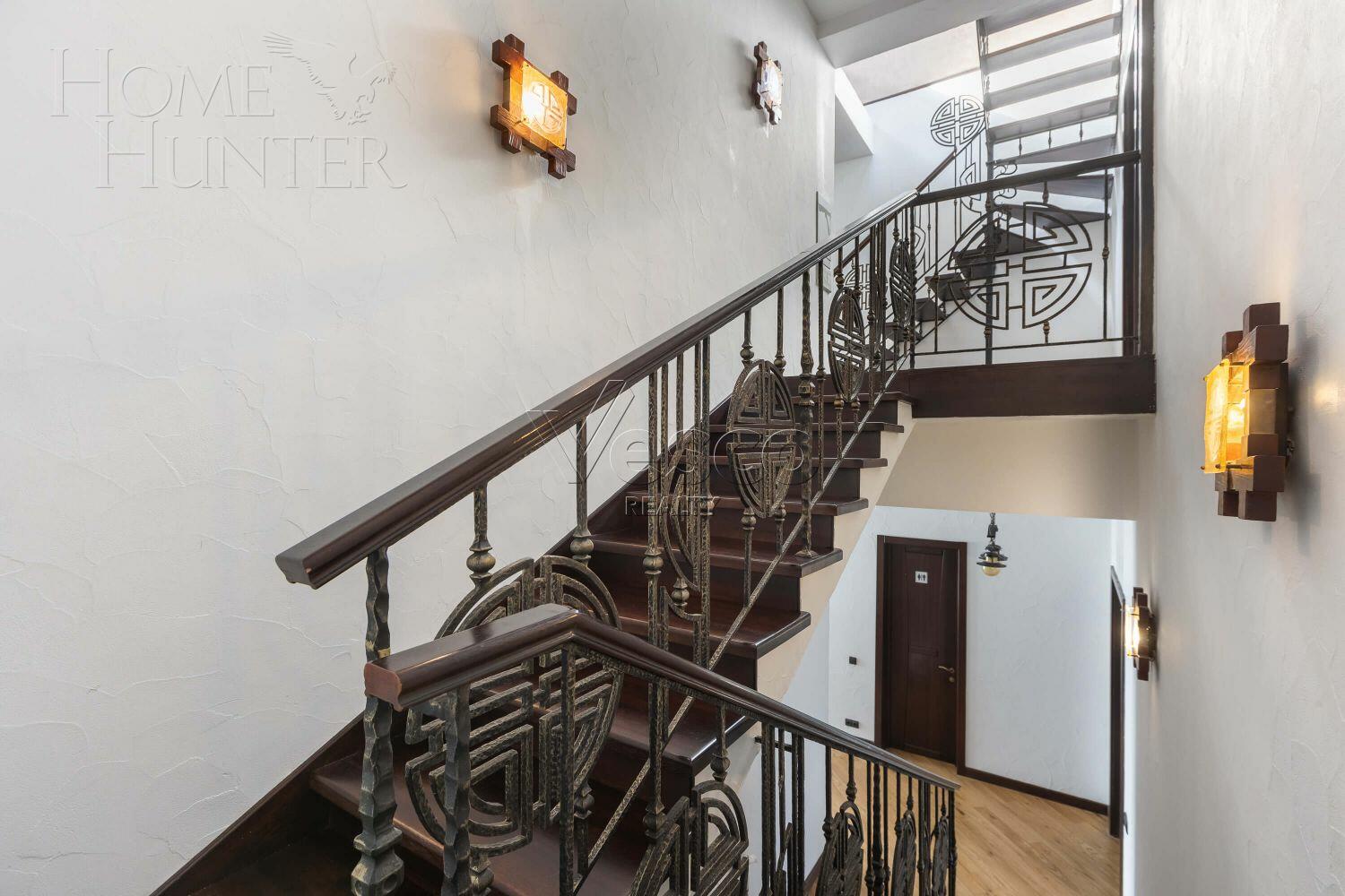 3-этажный коттедж 600 м² с отделкой