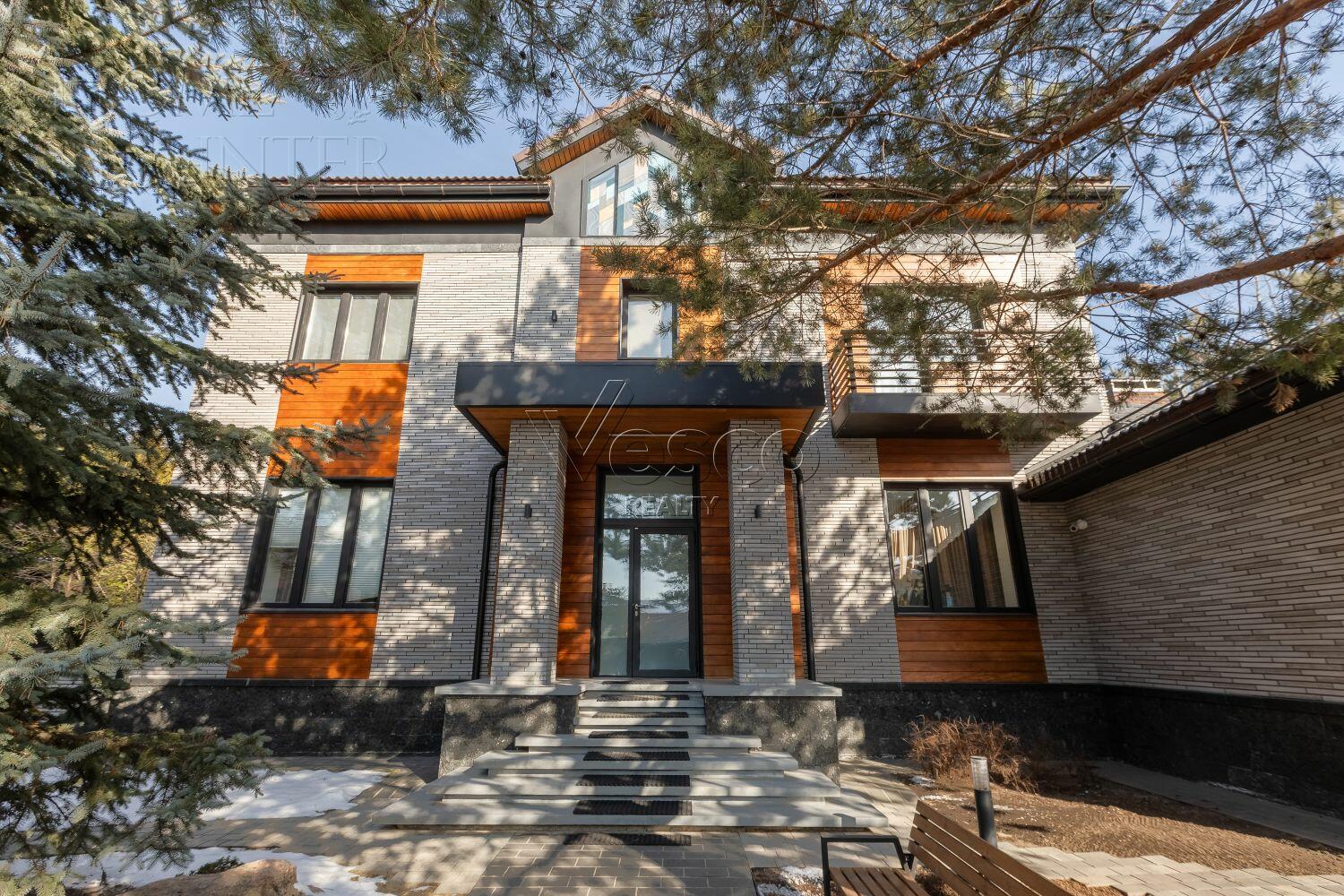 3-этажный коттедж 600 м² с отделкой