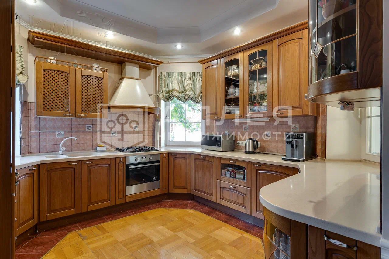 3-этажный коттедж 580 м² с отделкой