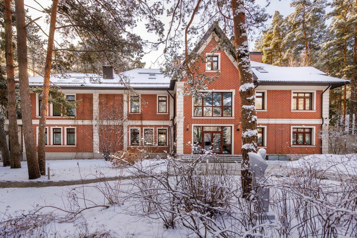 2-этажный коттедж 1 100 м² с отделкой