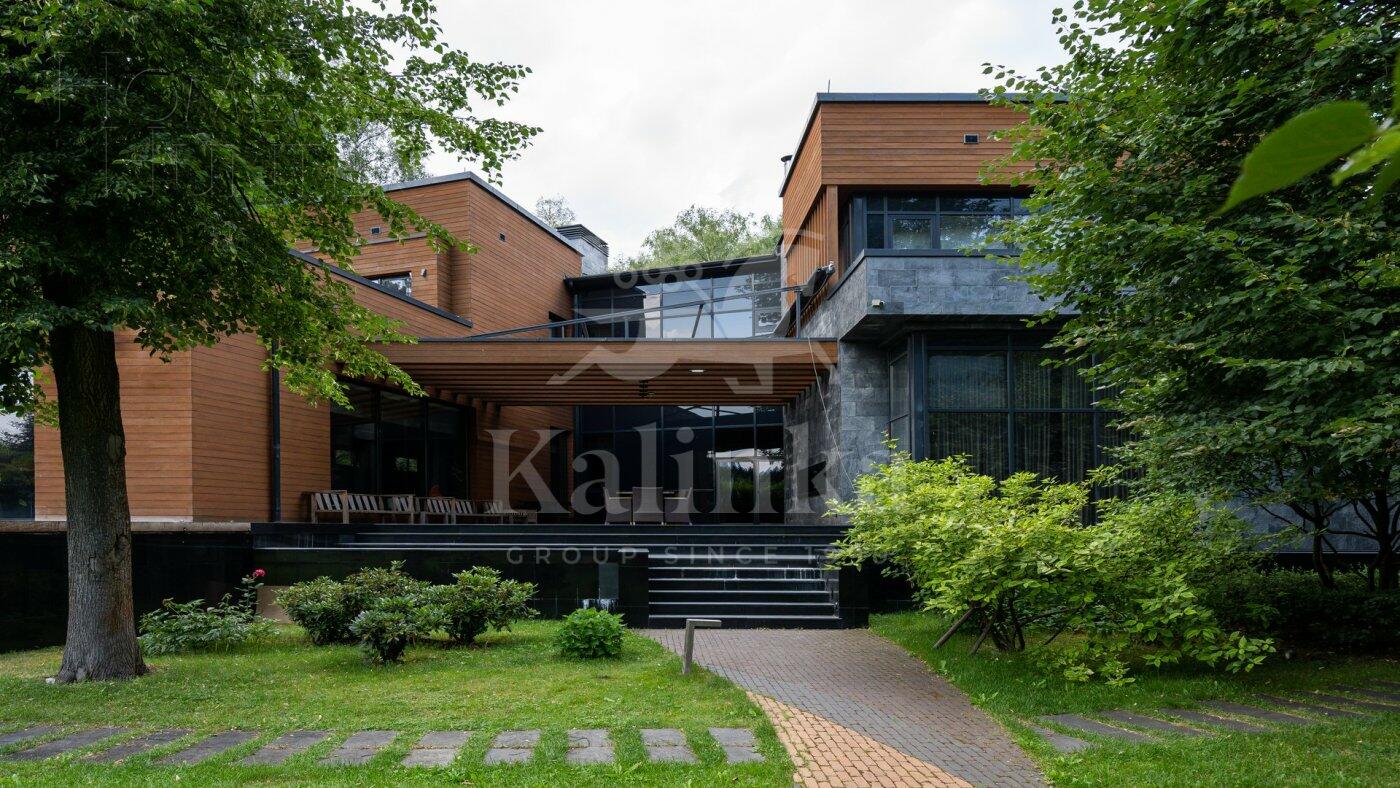 2-этажный коттедж 1 800 м² с отделкой