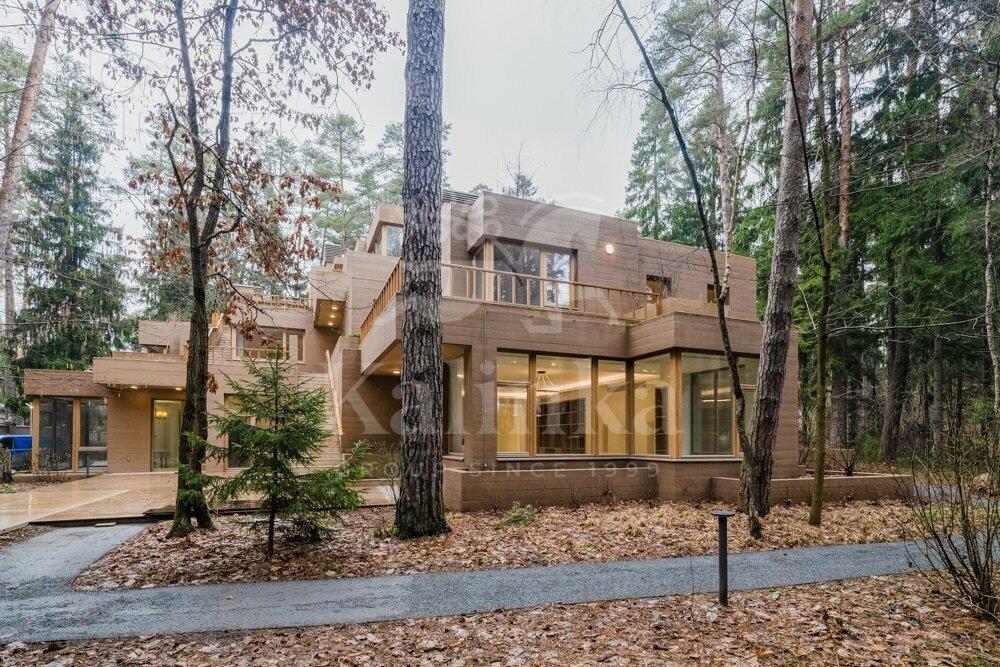 2-этажный коттедж 1 330 м² с отделкой