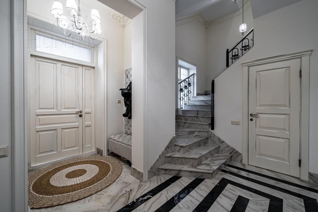 3-этажный таунхаус 270 м² с отделкой