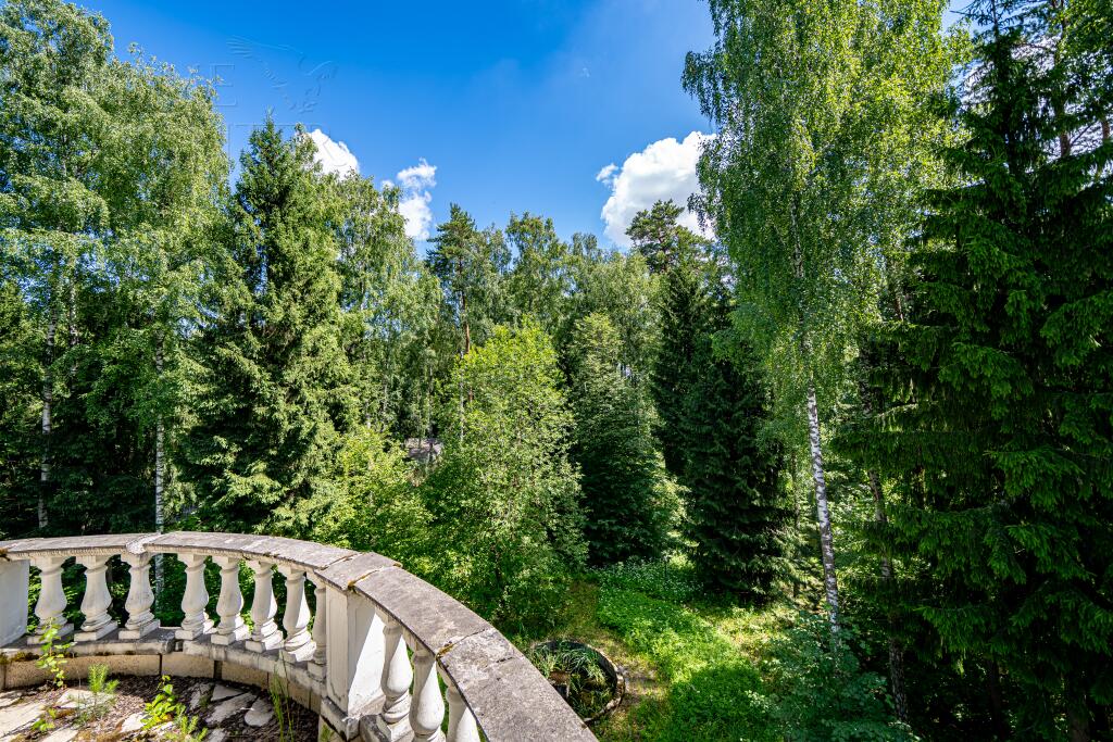 3-этажный коттедж 1 250 м² без отделки