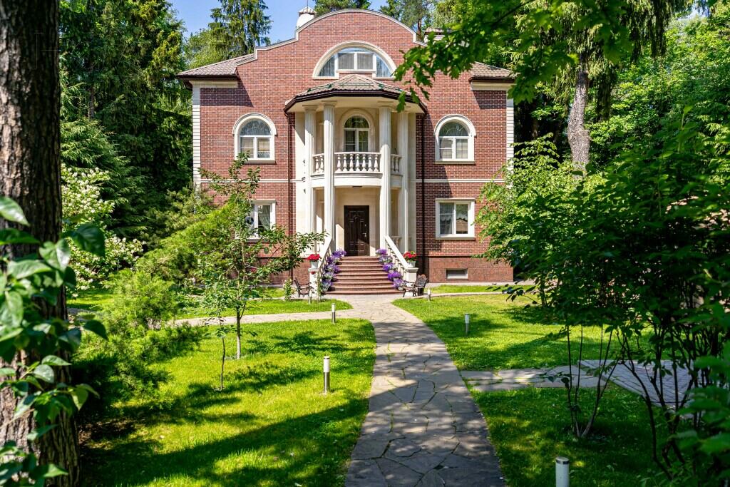 2-этажный коттедж 850 м² с отделкой
