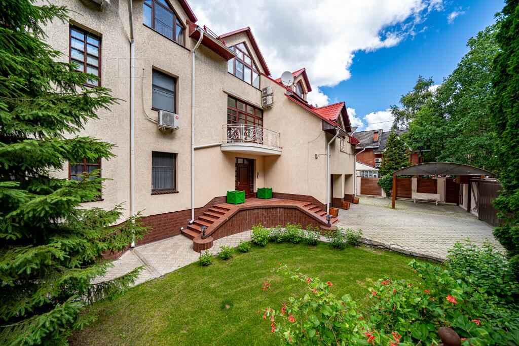 3-этажный коттедж 600 м² с отделкой