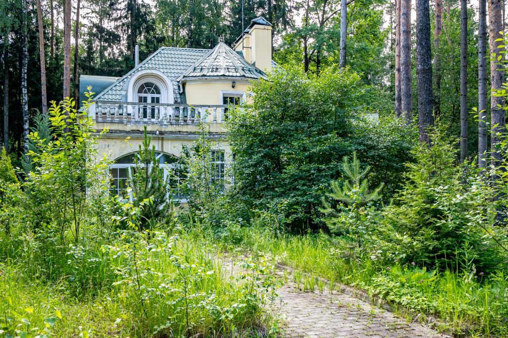 3-этажный коттедж 1 250 м² без отделки