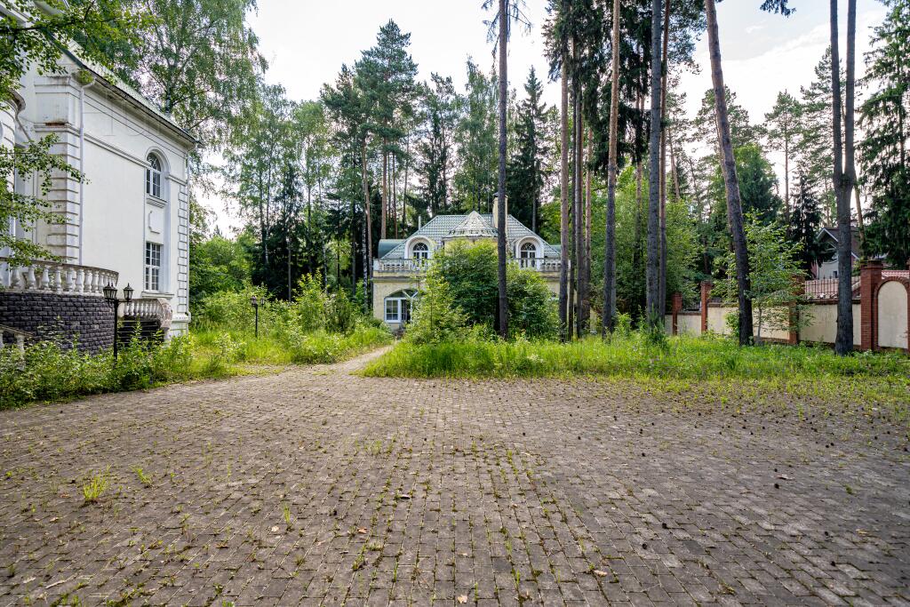 3-этажный коттедж 1 250 м² без отделки