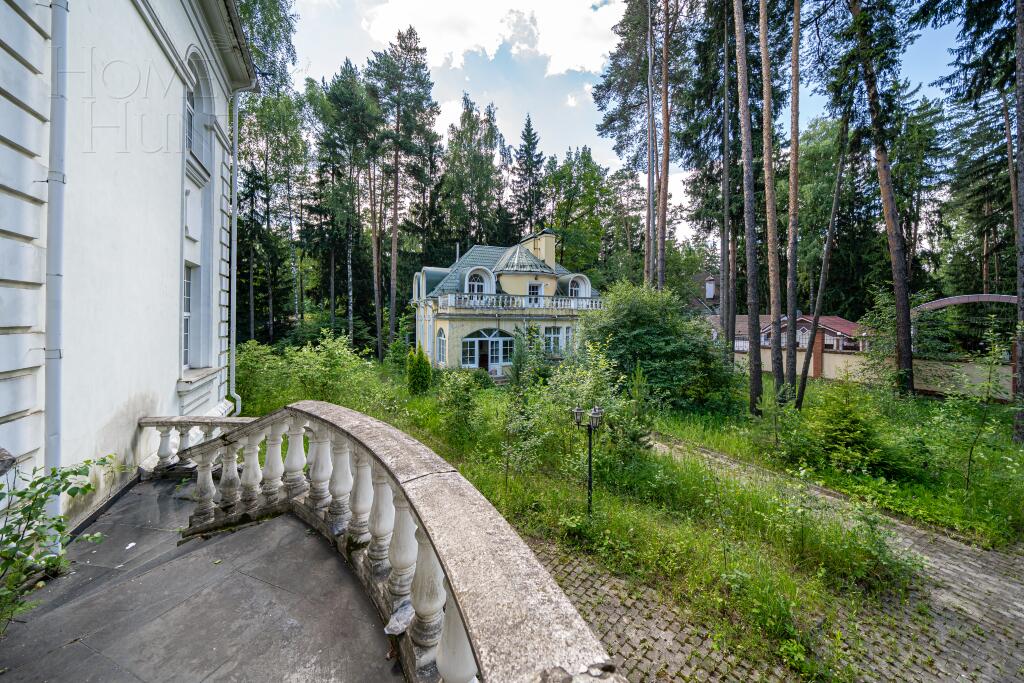 3-этажный коттедж 1 250 м² без отделки