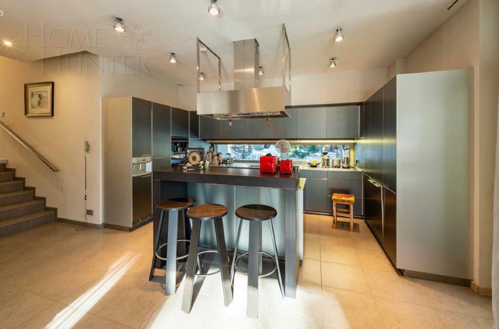 2-этажный коттедж 1 622 м² с отделкой