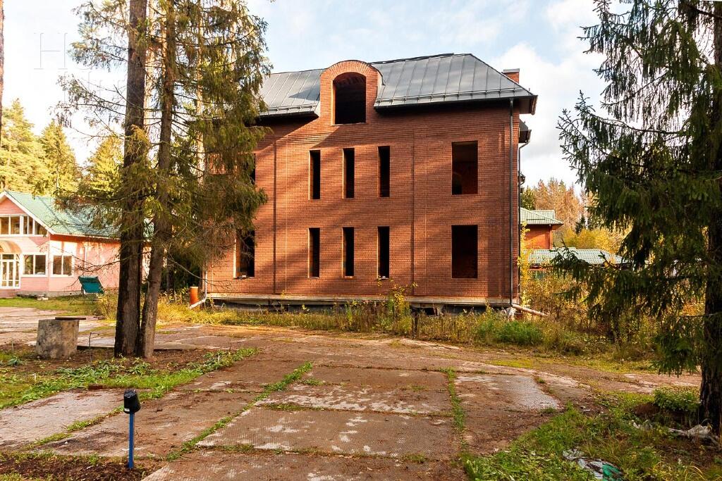 2-этажный коттедж 1 100 м² без отделки