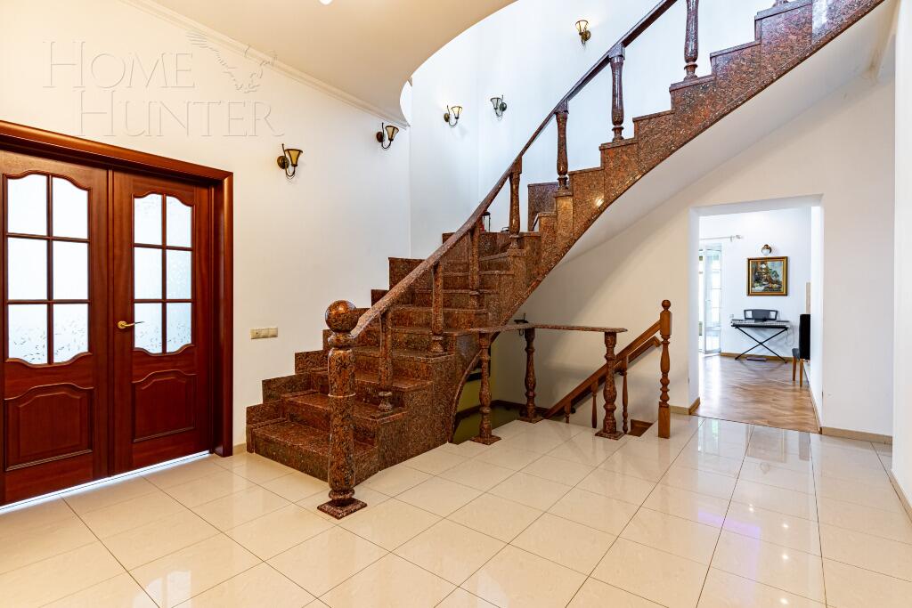 2-этажный коттедж 550 м² с отделкой