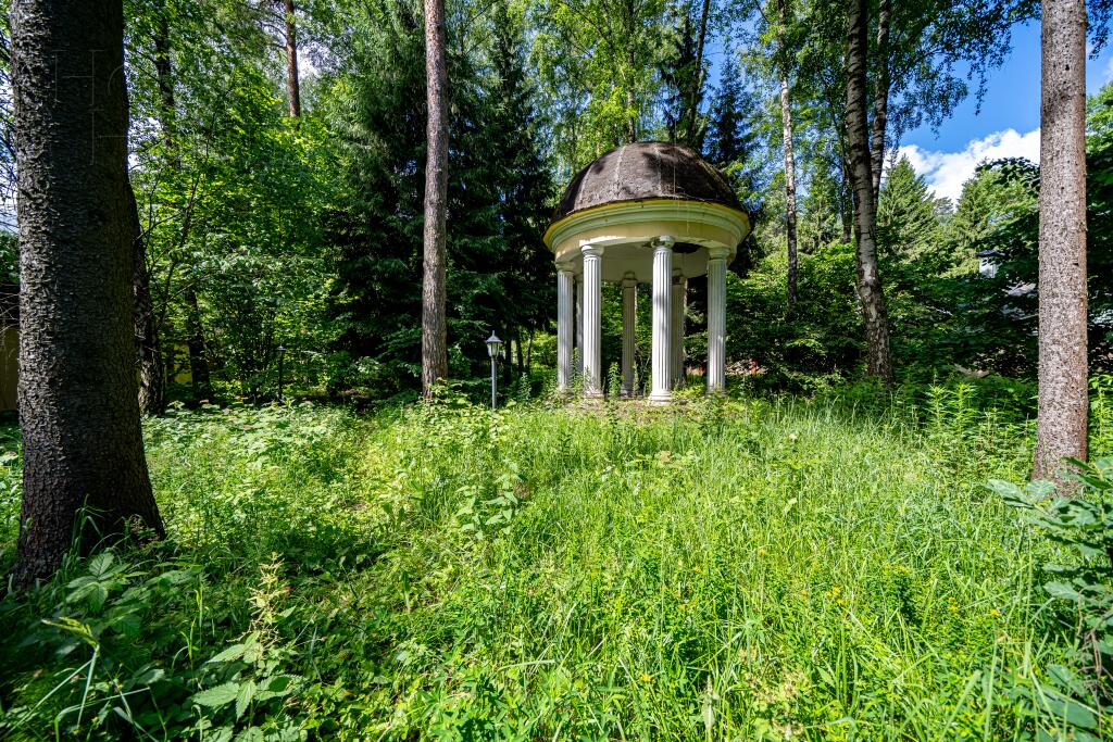 3-этажный коттедж 1 250 м² без отделки