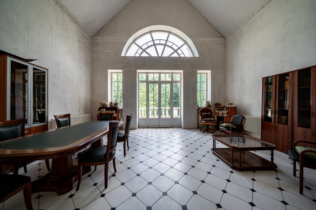 3-этажный коттедж 1 250 м² без отделки