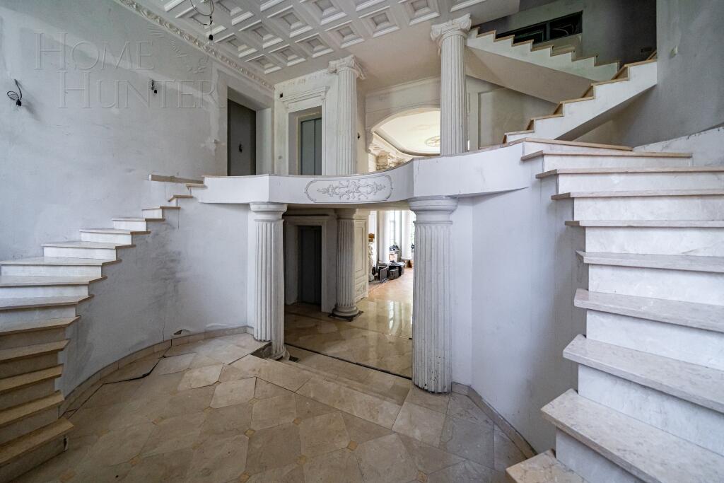 3-этажный коттедж 1 250 м² без отделки