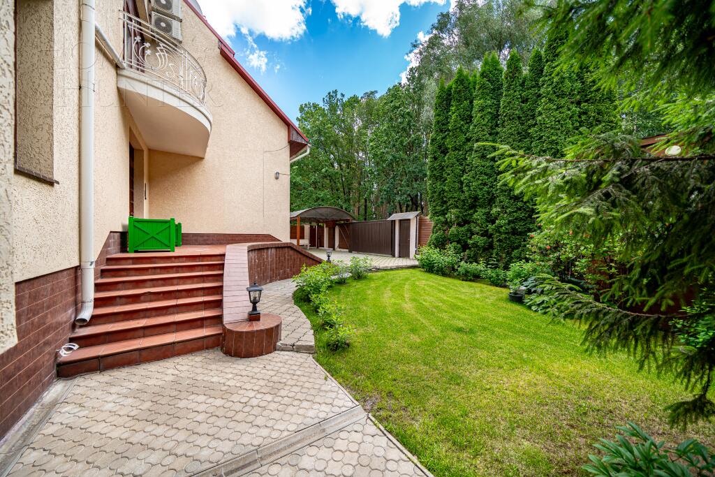 3-этажный коттедж 600 м² с отделкой