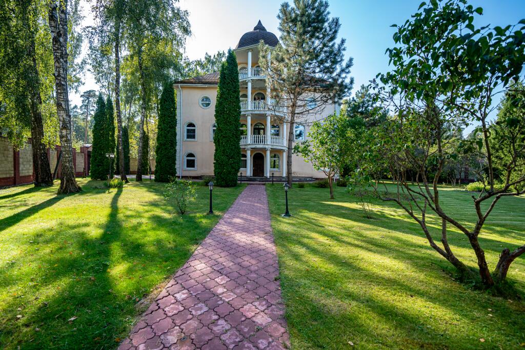 3-этажный коттедж 880 м² с отделкой
