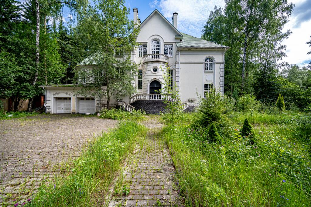 3-этажный коттедж 1 250 м² без отделки