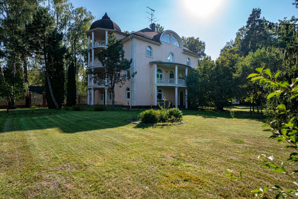 3-этажный коттедж 880 м² с отделкой