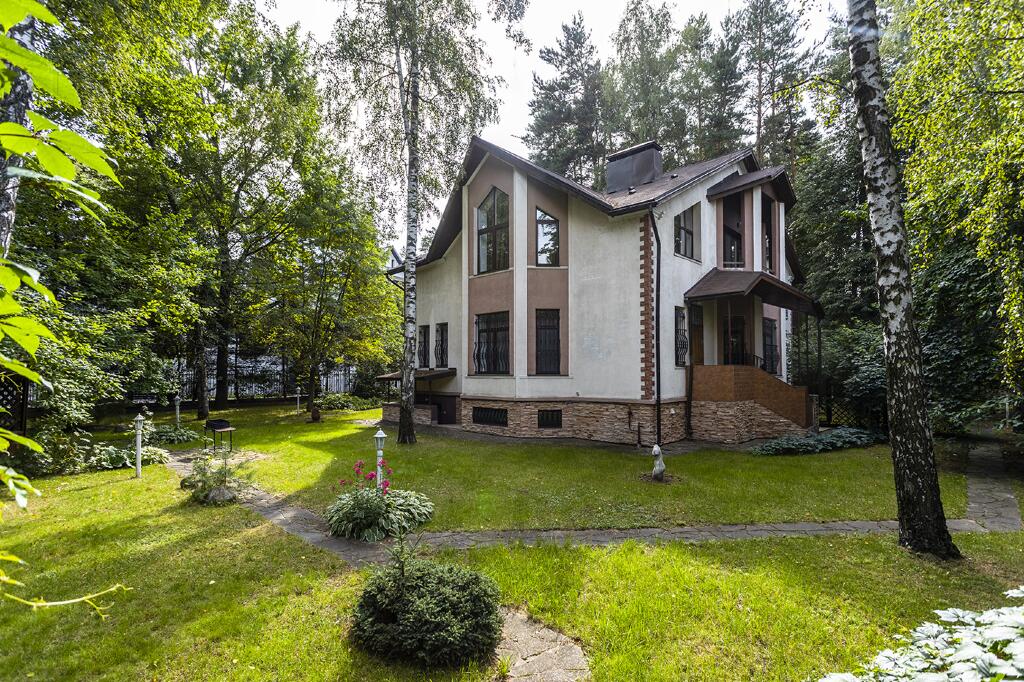 3-этажный коттедж 400 м² с отделкой