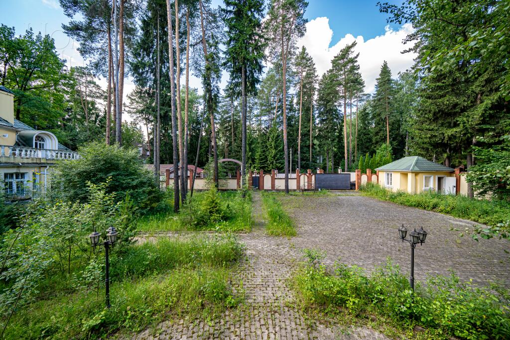 3-этажный коттедж 1 250 м² без отделки