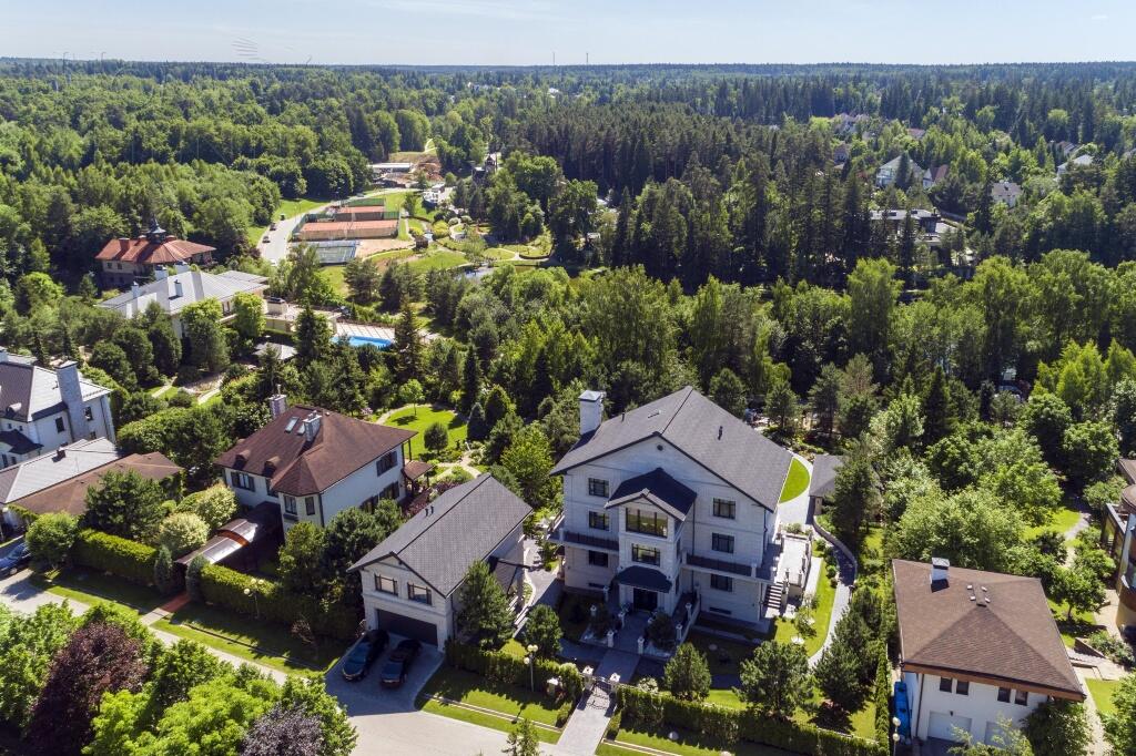 3-этажный коттедж 1 100 м² с отделкой