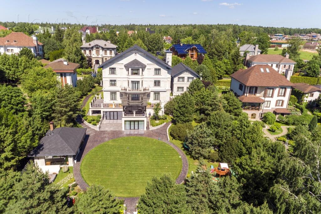 3-этажный коттедж 1 100 м² с отделкой