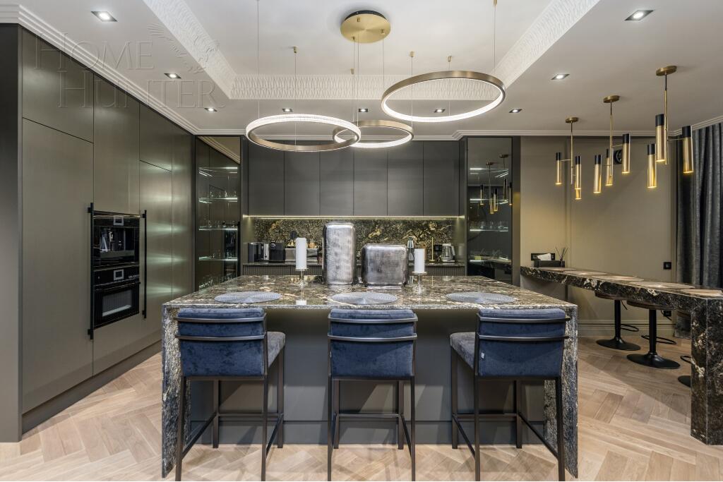 3-этажный коттедж 1 100 м² с отделкой