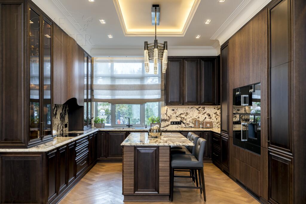 3-этажный коттедж 1 100 м² с отделкой