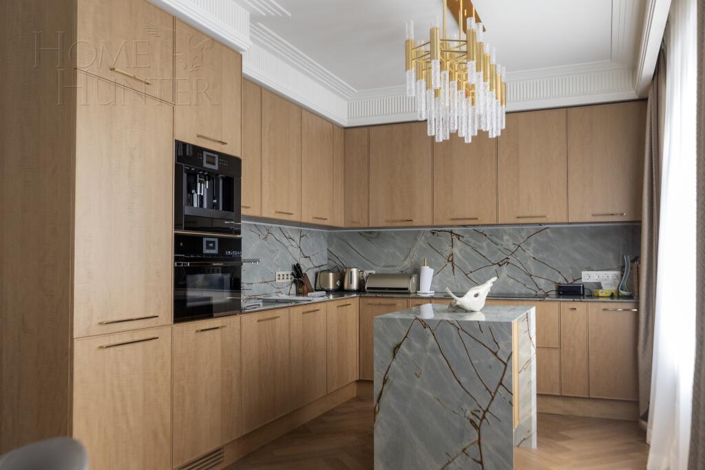 3-этажный коттедж 1 100 м² с отделкой