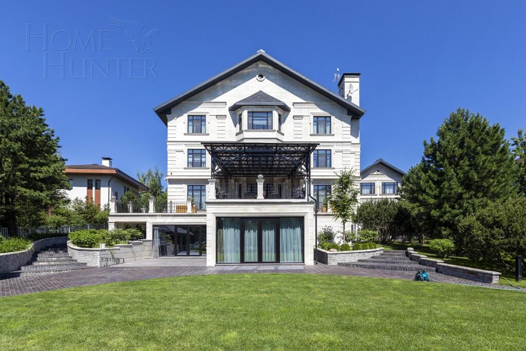 3-этажный коттедж 1 100 м² с отделкой