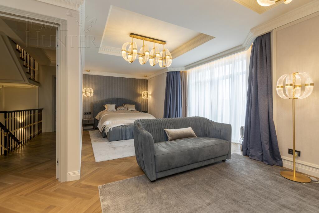 3-этажный коттедж 1 100 м² с отделкой