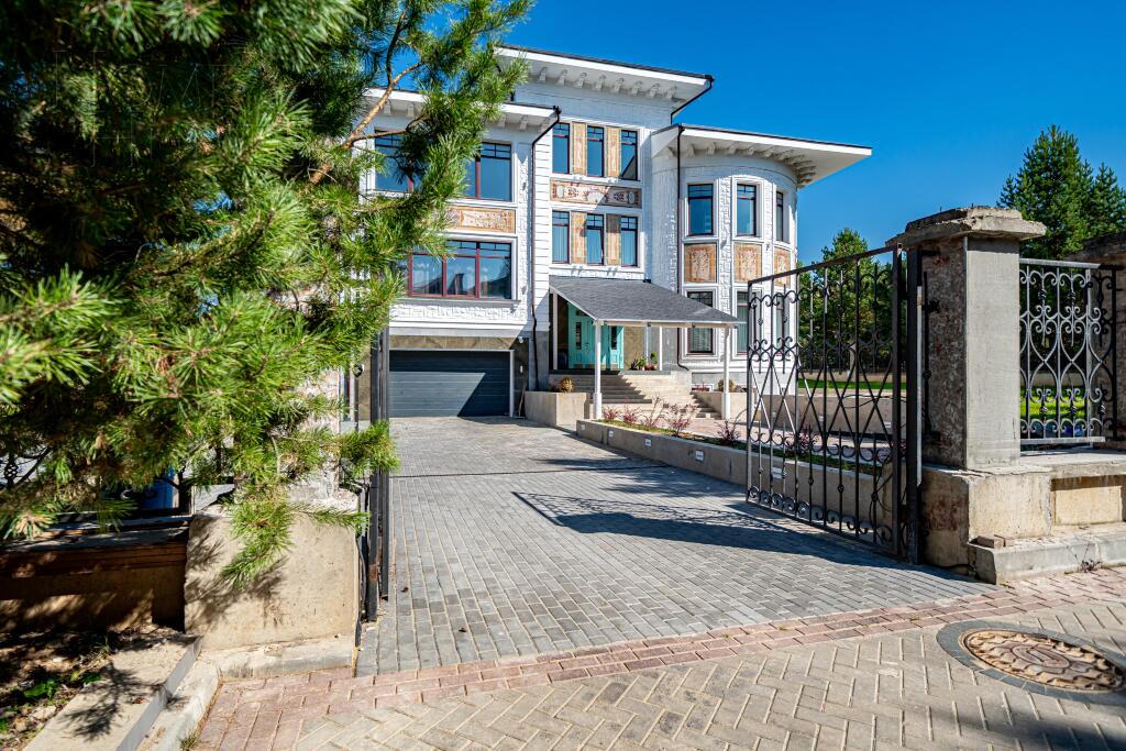 3-этажный коттедж 1 300 м² с отделкой