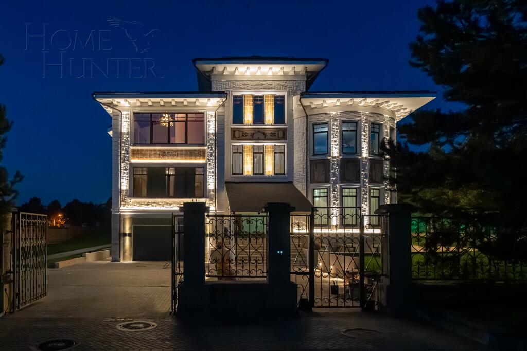 3-этажный коттедж 1 300 м² с отделкой