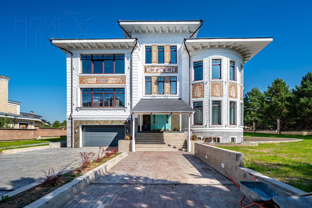 3-этажный коттедж 1 300 м² с отделкой