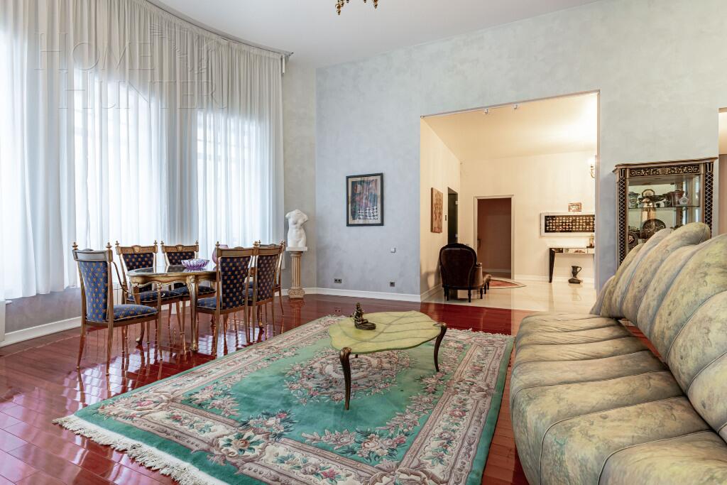 3-этажный коттедж 1 300 м² с отделкой