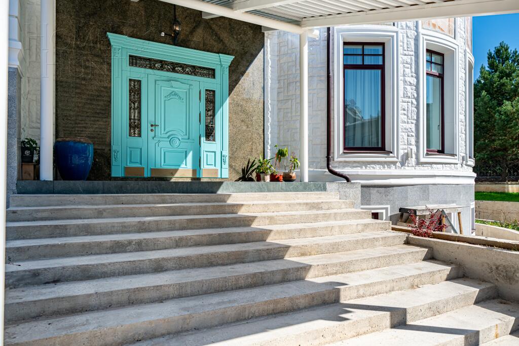 3-этажный коттедж 1 300 м² с отделкой