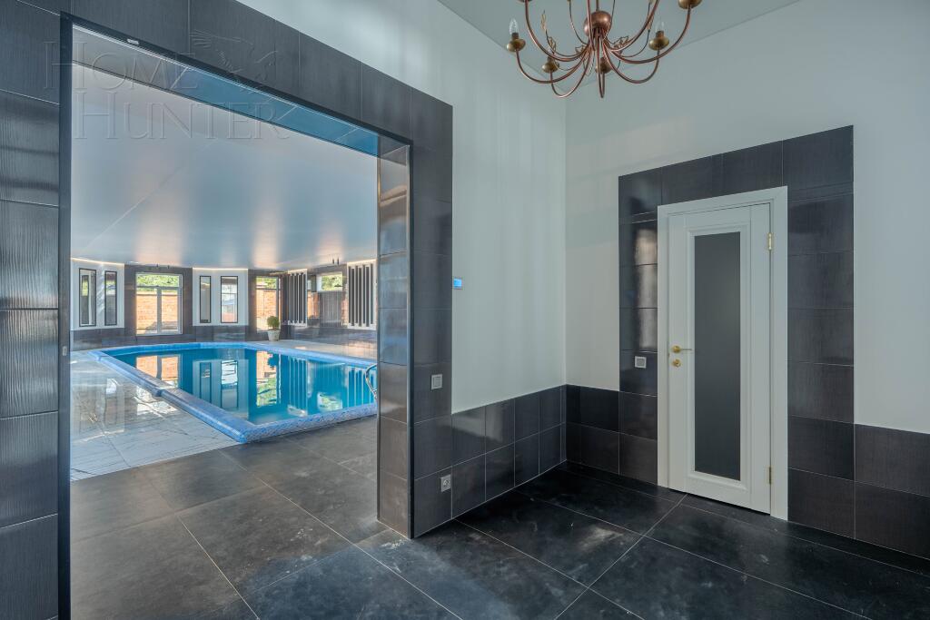 3-этажный коттедж 1 300 м² с отделкой
