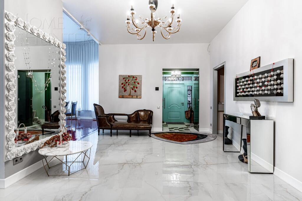 3-этажный коттедж 1 300 м² с отделкой