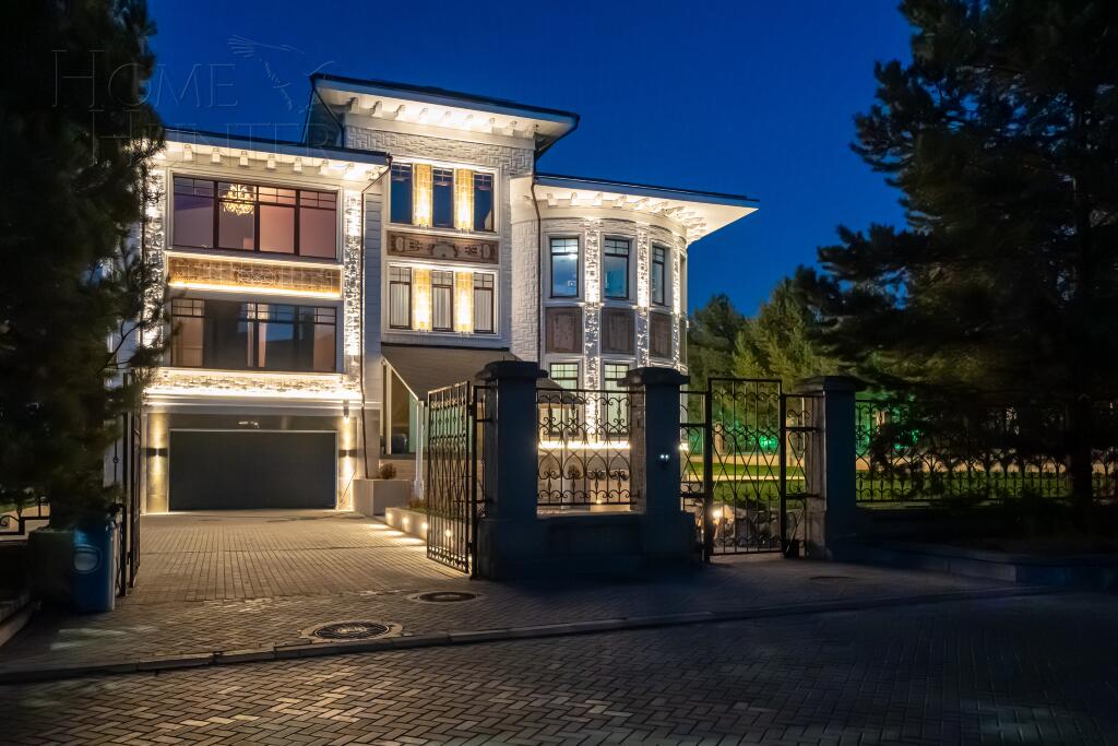 3-этажный коттедж 1 300 м² с отделкой